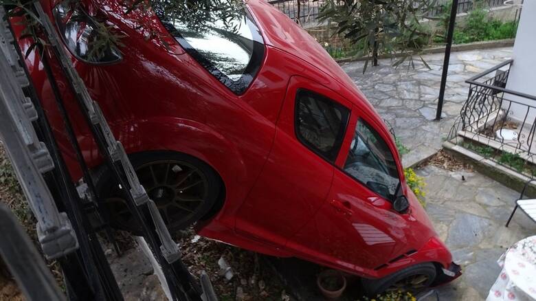 Θεσσαλονίκη: Αυτοκίνητο ξέφυγε από την πορεία του και προσγειώθηκε σε αυλή σπιτιού
