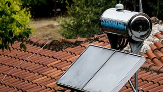 Φωτοβολταϊκά στη στέγη: Τα ποσοστά επιδότησης για τους οικιακούς καταναλωτές