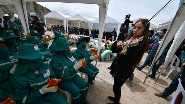 Βολιβία: Ορχήστρα από την Παραγουάη «μετέτρεψε» τα σκουπίδια σε μουσική