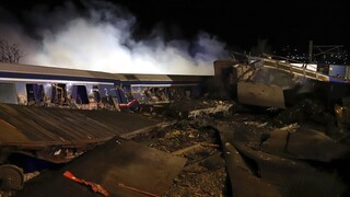 Σύγκρουση τρένων στα Τέμπη: «Άνθρωποι ούρλιαζαν, λύγισε 90 μοίρες το τρένο»