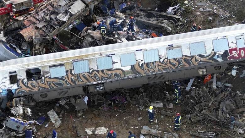 Σύγκρουση τρένων στα Τέμπη: Προσπάθησα να σώσω όσους μπορούσα, λέει νεαρός επιβάτης