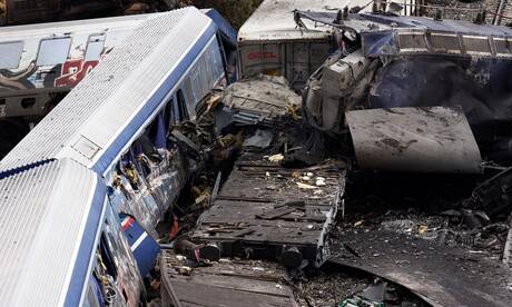 Σύγκρουση τρένων στα Τέμπη: Σοκαριστικές εικόνες από τον τόπο της τραγωδίας