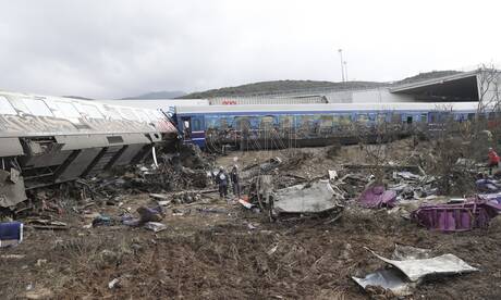 Σύγκρουση τρένων στα Τέμπη: Εικόνες από την επιχείρηση διάσωσης στον τόπο της τραγωδίας