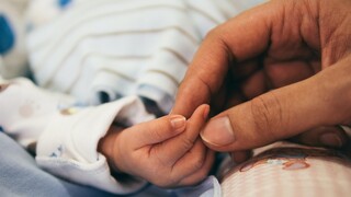 Άδεια μητρότητας: Άνοιξε η πλατφόρμα για τις αιτήσεις επέκτασης από 6 σε 9 μήνες