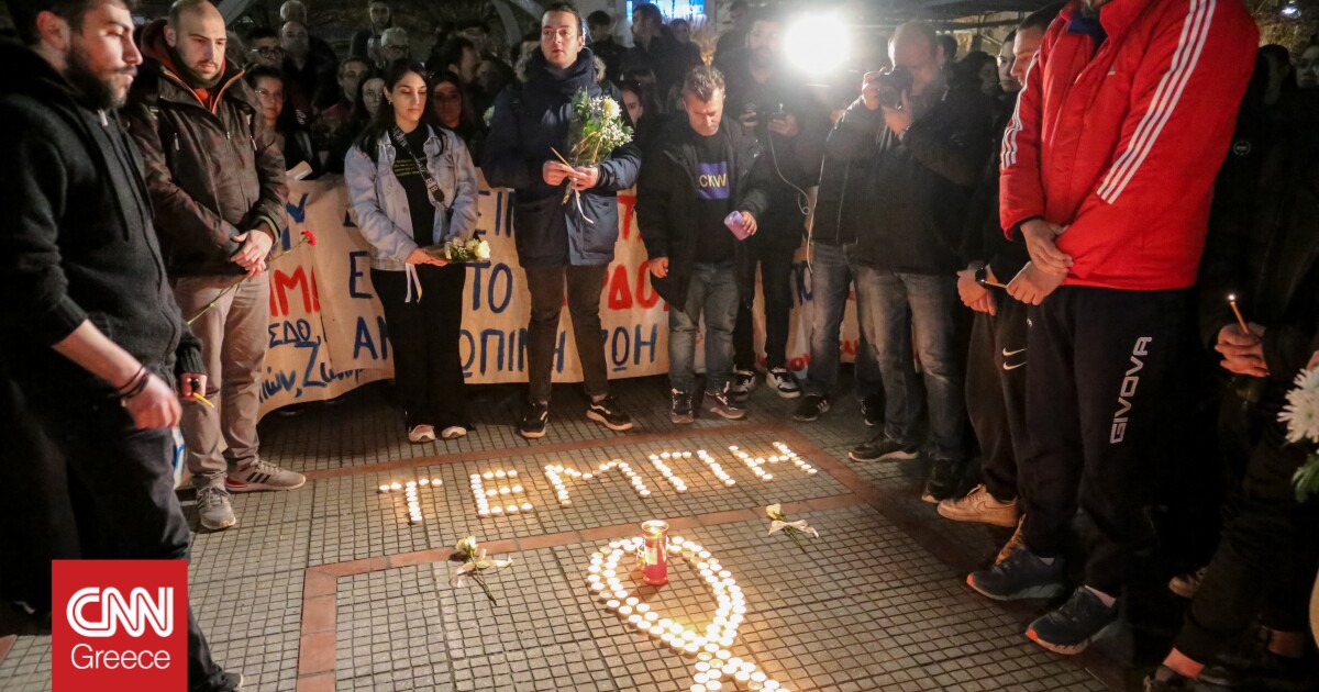 Θρήνος για τους νεκρούς στα Τέμπη - Αφήνουν λουλούδια σε σταθμούς τρένων -  CNN.gr