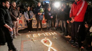 Θρήνος για τους νεκρούς στα Τέμπη - Αφήνουν λουλούδια σε σταθμούς τρένων
