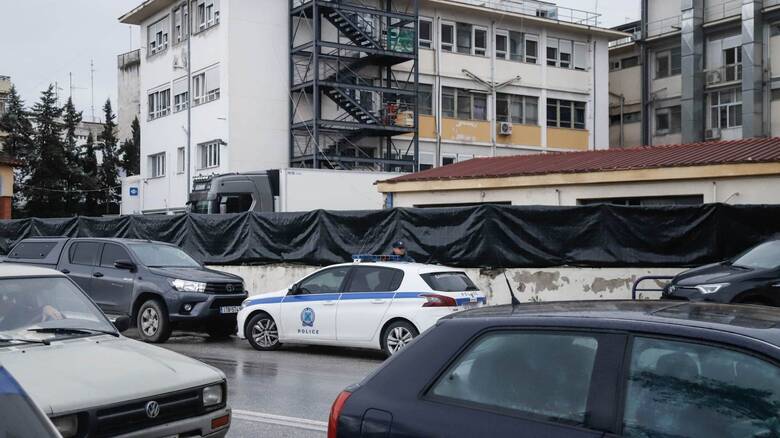 Τέμπη: Μαύρο πανί «κρύβει» τη μεταφορά σορών στο νοσοκομείο Λάρισας