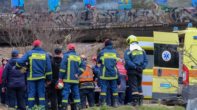 Οργή συγγενών για την τραγωδία στα Τέμπη: «Πλήρωσαν εισιτήρια θανάτου»