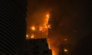 Στις φλόγες τυλίχθηκε ουρανοξύστης στο Χονγκ Κονγκ
