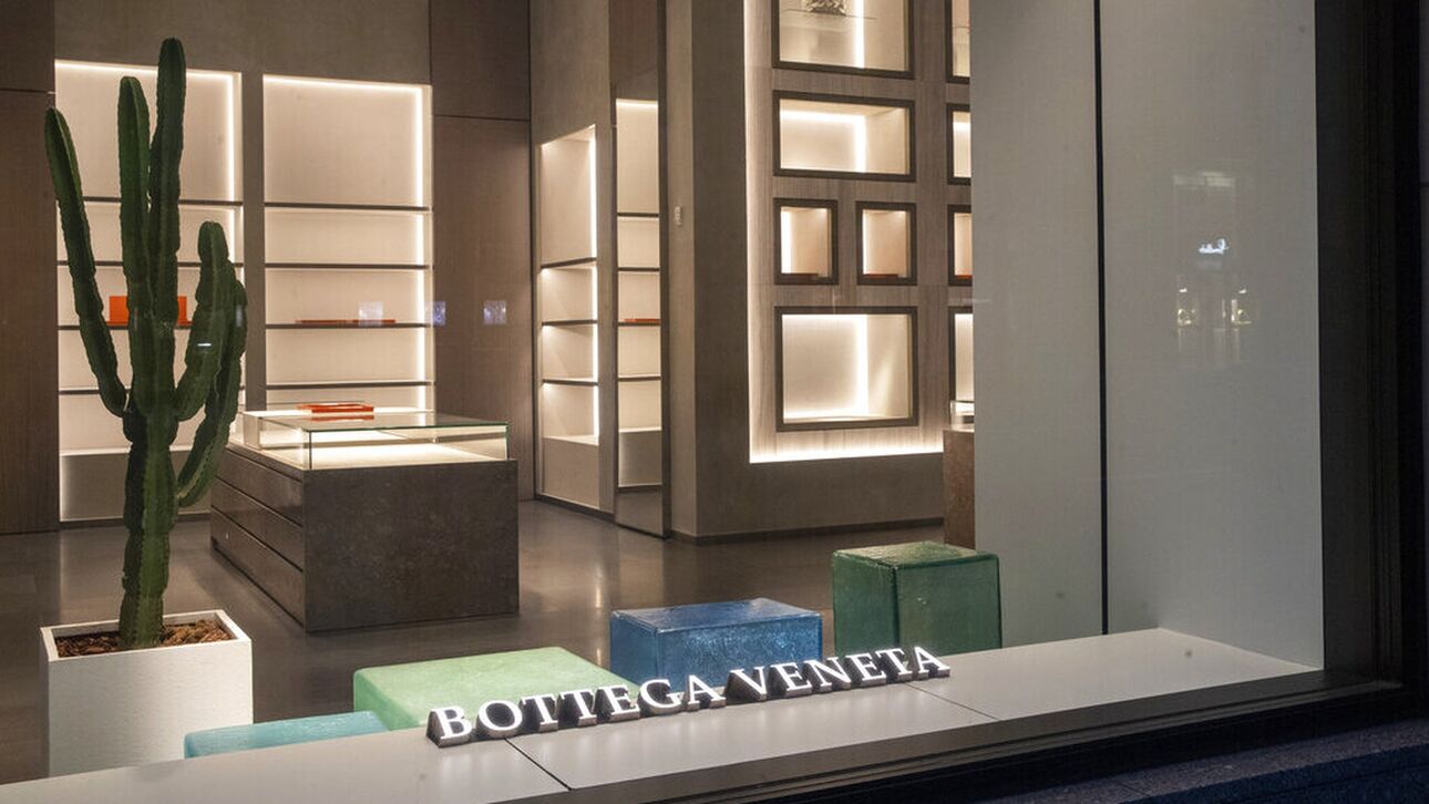 Bottega Veneta: Γλυπτό του Boccioni και δύο ρωμαϊκά του 1ου αιώνα π.Χ. στο show FW23