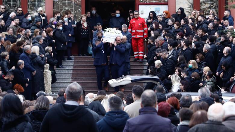 Τέμπη: Η πρώτη κηδεία θύματος στην Κατερίνη - Τελευταίο αντίο στην 34χρονη Αθηνά