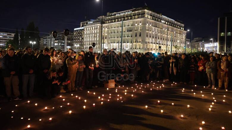 Συγκέντρωση στην Αθήνα για την τραγωδία στα Τέμπη - Μαύρα μπαλόνια στη μνήμη των θυμάτων
