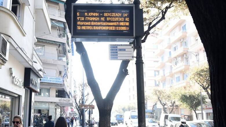 Φορτηγάκι έπεσε σε στάση λεωφορείου στη Θεσσαλονίκη και ανατράπηκε