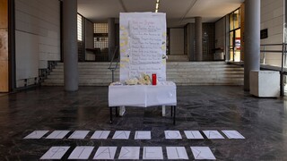 «Δεν σας ξεχνάμε»: Θρήνος στο ΑΠΘ για τους 12 νεκρούς φοιτητές στα Τέμπη