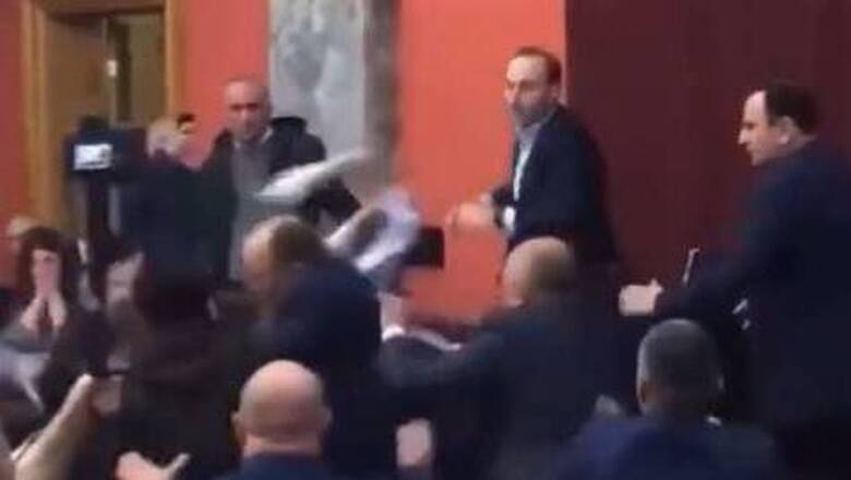 Πρωτοφανείς εικόνες στη Γεωργία: Βουλευτές πιάστηκαν στα χέρια στο κοινοβούλιο