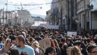 Χιλιάδες κόσμου στις απεργιακές συγκεντρώσεις στο κέντρο της Αθήνας