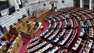 Βουλή: Αίτημα διακοπής της συνεδρίασης για να πάνε οι βουλευτές στη συγκέντρωση