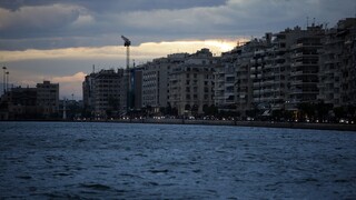 Θεσσαλονίκη: ΙΧ έπεσε στο Θερμαϊκό - Πληροφορίες για άτομο στο αυτοκίνητο