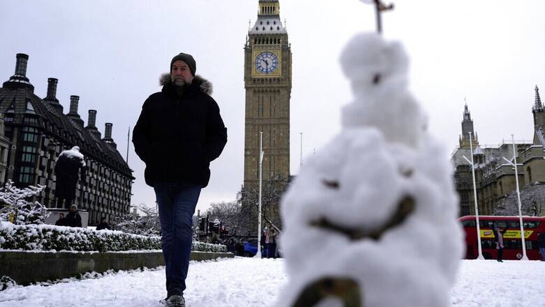 Χάος σε μεταφορές και ηλεκτροδότηση στη Βρετανία από τη χιονοκαταιγίδα «Λαρίσα»