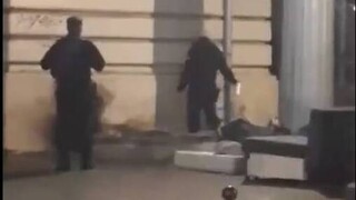 Γάλλοι αστυνομικοί ψεκάζουν με χημικά τις κουβέρτες αστέγων καταγγέλει οργάνωση