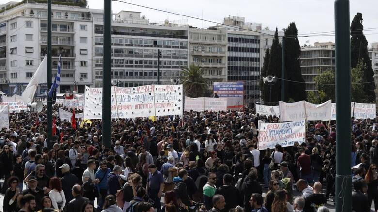 «Βούλιαξε» ξανά η χώρα στις διαδηλώσεις για τα Τέμπη