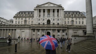 Financial Times: Το Λονδίνο ψάχνει στη Μέση Ανατολή αγοραστή για την τράπεζα SVB UK