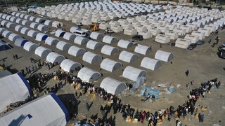 Πόλεις από κοντέινερ στήνουν στην Τουρκία για τους άστεγους του σεισμού