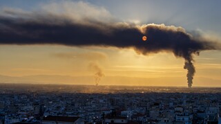 Φωτιά στη Θεσσαλονίκη: Στις φλόγες εγκαταλελειμμένο εργοστάσιο στη Σίνδο