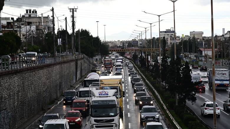Κίνηση: Στο «κόκκινο» οι δρόμοι λόγω απεργίας - Διακοπή κυκλοφορίας στην Πειραιώς
