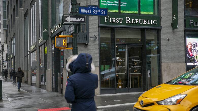«Πλάτη» για τη στήριξη της First Republic βάζουν 11 αμερικανικές τράπεζες με 30 δισ.