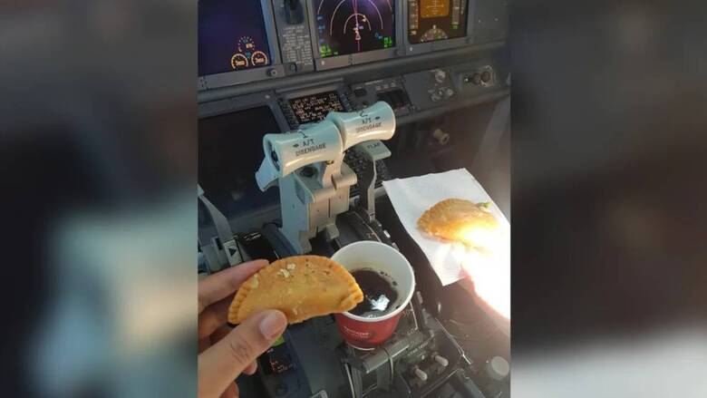 Σε διαθεσιμότητα δύο Ινδοί πιλότοι που έκαναν διάλειμμα για καφέ μέσα στο πιλοτήριο