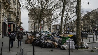 Δέκα χιλιάδες τόνοι σκουπιδιών στους δρόμους του Παρισιού λόγω των απεργιών