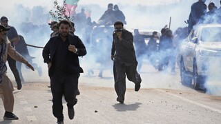 Πακιστάν: Έφοδος της αστυνομίας στο σπίτι του πρώην πρωθυπουργού - Συγκρούσεις με οπαδούς του