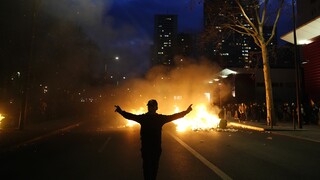 Φλέγεται το Παρίσι - Βίαια επεισόδια για μία νύχτα ακόμα στις διαδηλώσεις για το συνταξιοδοτικό