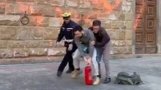 Ο δήμαρχος της Φλωρεντίας πιάστηκε στα χέρια με ακτιβιστή που πέταγε μπογιά στο Παλάτσο Βέκιο