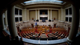 Στη Βουλή η σύγκρουση ΝΔ - ΣΥΡΙΖΑ με φόντο την τραγωδία στα Τέμπη