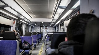 Στα τελευταία βαγόνια οι επιβάτες του Προαστιακού - Με χαμηλές ταχύτητες η επανεκίννηση
