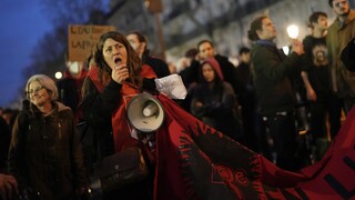 «Παραλύει» από τις απεργίες η Γαλλία - Στους δρόμους χιλιάδες διαδηλωτές εναντίον Μακρόν