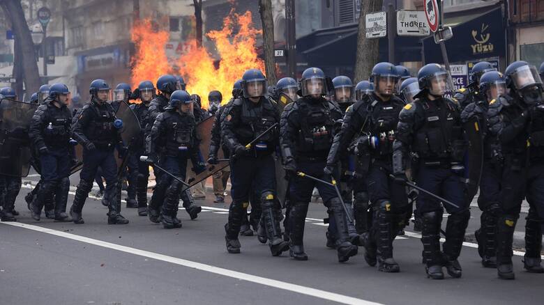 «Φλέγεται» η Γαλλία για το συνταξιοδοτικό: Ογκώδεις διαδηλώσεις και βίαιες συγκρούσεις