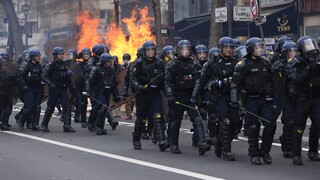«Φλέγεται» η Γαλλία για το συνταξιοδοτικό: Ογκώδεις διαδηλώσεις και βίαιες συγκρούσεις