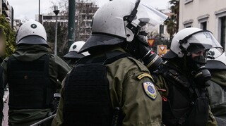 Συνελήφθη ανήλικος αλλοδαπός που απείλησε με ψεύτικο όπλο αστυνομικούς στο κέντρο της Αθήνας