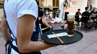 «Φρένο» στον καφέ εκτός σπιτιού βάζει η ακρίβεια, σύμφωνα με έρευνα
