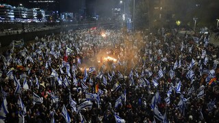 Χιλιάδες διαδηλώνουν στο Ισραήλ μετά την αποπομπή του υπουργού Άμυνας