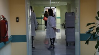 Με εγκαύματα ο ασθενής από τη φωτιά στο κρεβάτι του, στο νοσοκομείο Ρίου