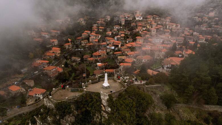 Το πέτρινο χωριό της Στεμνίτσας, κρυμμένο στις πλαγιές του Μαίναλου