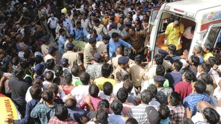 Τραγωδία με 35 νεκρούς σε ναό στην Ινδία - Κατέρρευσε το πάτωμα
