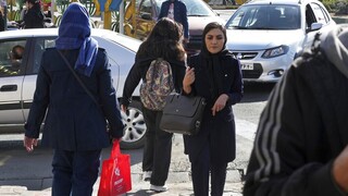 Ιράν: Απειλές για διώξεις δίχως έλεος σε γυναίκες χωρίς μαντίλα
