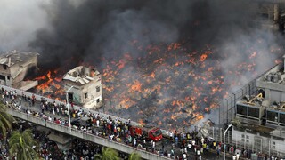 Συγκλονιστικές εικόνες: Παρανάλωμα του πυρός αγορά στην Ντάκα στο Μπαγκλαντές