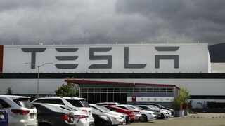 «Βουτιά» στη μετοχή της Tesla μετά τα αποτελέσματα πρώτου τριμήνου