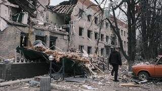 Πόλεμος Ουκρανία: Σφυροκόπημα από αεροσκάφη και το πυροβολικό στο ανατολικό μέτωπο